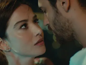 Özgür cambia de opinión sobre darle clases de tango a Ezgi y nos regalan un momento de lo más pasional Özgür cambia de opinión sobre darle clases de tango a Ezgi y nos regalan un momento de lo más pasional