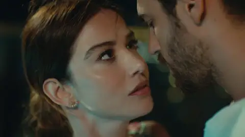Özgür cambia de opinión sobre darle clases de tango a Ezgi y nos regalan un momento de lo más pasional Ezgi se queda sin opciones para aprender a bailar y, tras engañarlo, Özgür acepta ser su profesor, aunque no sin antes hacerse de rogar.