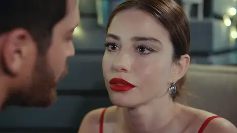 ¿Se besarán por fin Özgür y Ezgin? El tango, la pelea con Soner, los celos descontrolados y Özgür corriendo al rescate de Ezgi … Todo indica a que Özgür y Ezgi, por fin, serán sinceros con respecto a sus sentimientos.