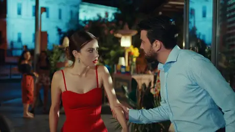Özgür sustituirá a Serdar en el tango con Ezgi, lo que hará que Soner se ponga hecho una furia Al ver a Ezgi tan cerca de Özgür, los celos de Soner se disparan, haciendo que no pueda controlar su palabras y, mucho menos, sus acciones.