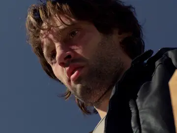 Pietro descubre que este nuevo caso no se trata de un asesinato, sino de un suicidio fallido Pietro descubre que este nuevo caso no se trata de un asesinato, sino de un suicidio fallido