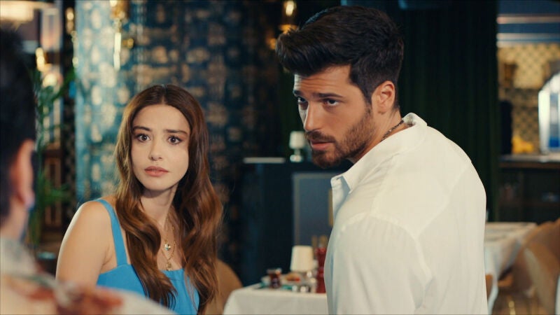 ¿Por qué apareció Soner en la fiesta latina? Ezgi y Özgur sospechan