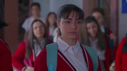 Las compañeras del instituto de Gemma se burlan de su embarazo El embarazo de Gemma está en boca de todos y sus compañeros de clase, lejos de darle la enhorabuena, se meten con ella.