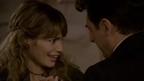 Vincenzo intenta poner celosa a Silvia, pero las cosas no salen como él esperaba ...  Vincenzo está celoso de la relación que mantienen su prometida y Tobias, así que intenta darle de su propia medicina, pero no le sale del todo bien.