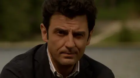 Ha llegado el día, ¡Vincenzo le pide matrimonio a Silvia! Tras numerosos acontecimientos que han ido retrasando el momento, por fin Vincenzo le pide matrimonio a Silvia.