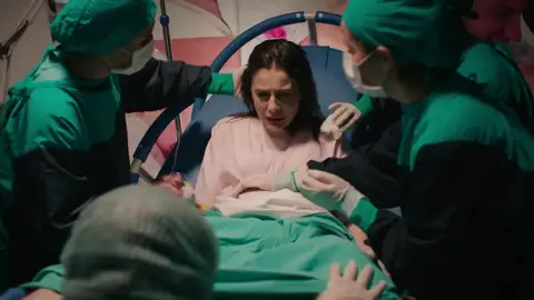 Dilara da a luz al hijo de Harun En medio del caos y con la familia cada día más distanciada, Dilara se pone de parto.