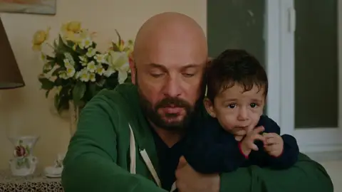 "No sabes las cosas que pasan en esa mansión" Keriman le cuenta a Özkan todo lo que sabe sobre el bebé de Dilara Keriman ha escuchado muchas cosas que no debería en la mansión y, tras guardar el secreto durante muchos meses, se lo cuenta todo a su hermano.