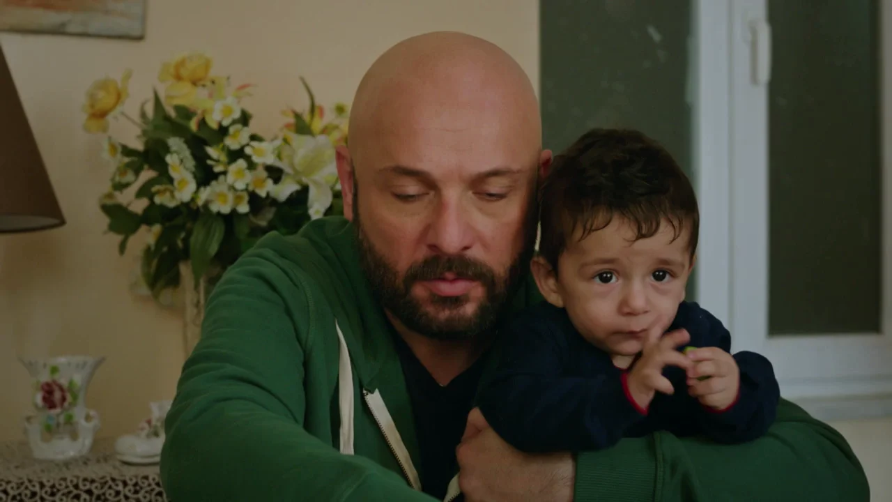 Keriman ha escuchado muchas cosas que no deber&iacute;a en la mansi&oacute;n y, tras guardar el secreto durante muchos meses, se lo cuenta todo a su hermano.