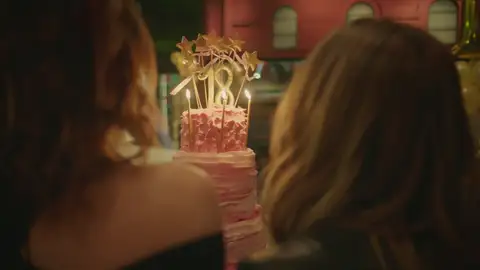 Hazal le hace un regalo de cumpleaños a Cansu que ni ella ni Deniz podrán olvidar ... Nunca se sabe por donde van a salir las ocurrencias de Hazal y, esta vez, ha jugado demasiad sucio.