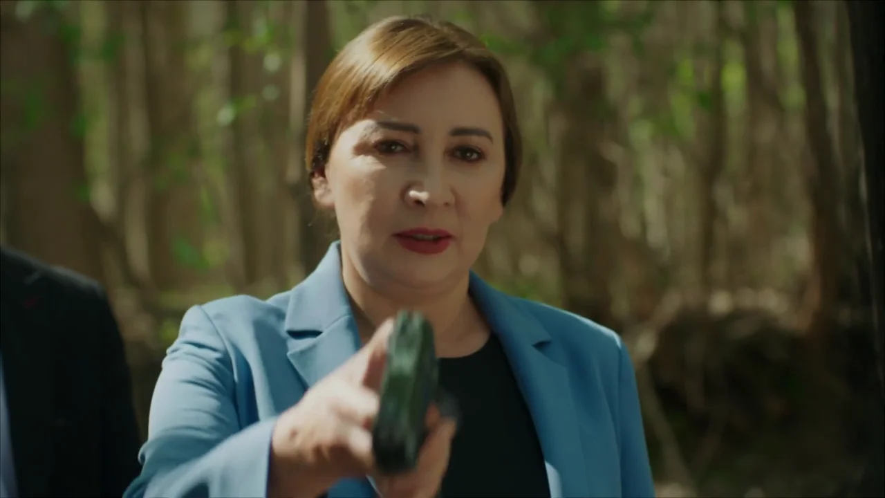 Füsun escapa de la cárcel y atrapa a Azize