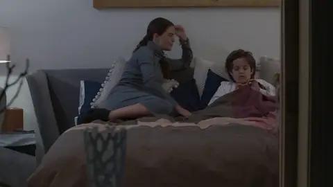 Tadeo sorprende a su madre besándose con Álvaro A pesar de que Álvaro y Ariadna han intento distanciarse, el amor que hay entre ellos es demasiado fuerte y no pueden contenerse.