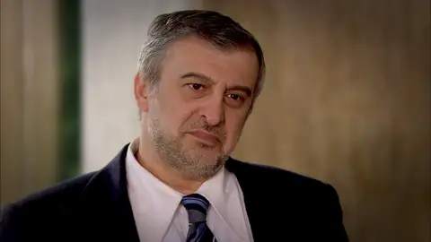 Kenan echa de la empresa a Cemile Kenan no tiene piedad y, además de echar a Cemile de la empresa, la humilla todo lo que puede.