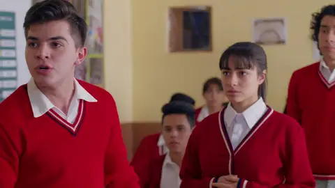 "El que se mete con Gemma, se mete conmigo", Dimi está decidido a defender a Gemma hasta el final La situación en el instituto de Gemma no mejora y sus compañeros no paran de burlarse de ella debido a su embarazo, pero Dimi no está dispuesto a dejarla sola.