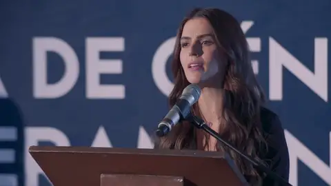 Atacan a Ariadna por estar con un hombre casado y ella responde con un increíble mensaje feminista Las críticas por estar con un hombre casado y "haber roto" una familia empiezan a allegarle a Ariadna, pero ella no se vendrá abajo.