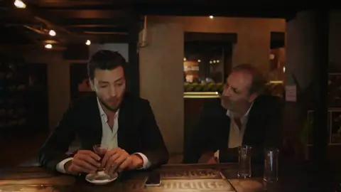 "Cada vez que pienso en Rahmi la rabia me invade" Deniz se sincera con su padre Desde que murió su madre, Deniz ha estado buscando un culpable y parece que por fin lo ha encontrado.