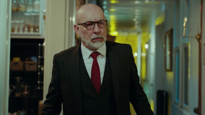 El embajador Güven descubre el cuerpo sin vida de Akin en casa de Nare