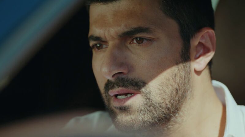 Sancar acude a la clínica para conocer los resultados de su prueba de paternidad