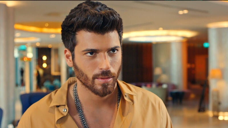 Serdar se enfrenta a Özgur cuando este descubre la fiesta sorpresa de Ezgi