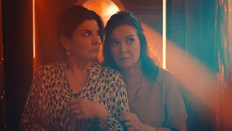 La madre y la tía de Özgur El hombre equivocado