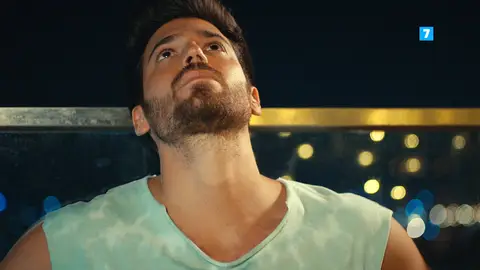 Özgur, pensativo El hombre equivocado