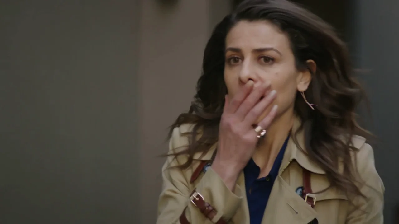 ¿Se habrá convertido Dilara en una asesina? Dilara está decidida a acabar con la relación de su hijo y Candan, sea como sea, y la cosa se le va de las manos.