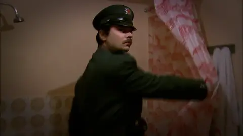 "Quiero que arresten a esta mujer", Kenan irrumpe junto con la policía en casa de Cemile Kennan sigue buscando a su mujer Selma y está convencido de que Cemile la tiene escondida en su casa.