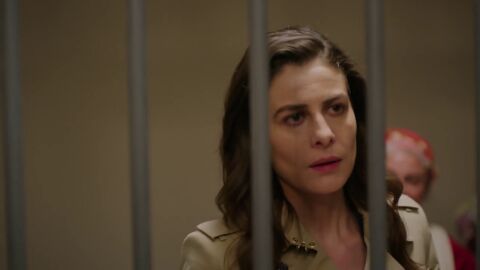 La polic&iacute;a irrumpe en casa de Dilara y la arresta acusada de intentar asesinar a Candan .