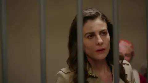 Dilara es arrestada La policía irrumpe en casa de Dilara y la arresta acusada de intentar asesinar a Candan .