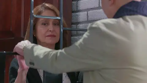 Lino pierde todas sus pertenencias, incluido el dinero de Bárbara en un incendio. Lino le ha pedido matrimonio a Bárbara, pero ella no está segura de que decirle, por eso, él se va a mudar a otra parte pero, justo antes, todas sus pertenencias arden en un incendio ... ¿Demasiada casualidad, no?