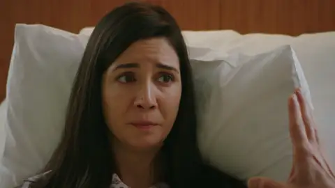 Candan recibe una amenaza de muerte mientras está ingresada en el hospital Dilara perdió los papeles y apuntó a Candan con un arma, ahora está acusada de intento de asesinato pero hay mucha gente que quiere proteger a Dilara y las cosas se pondrán difíciles para Candan.