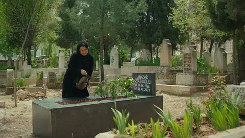 Zehra reza por su marido Hercai