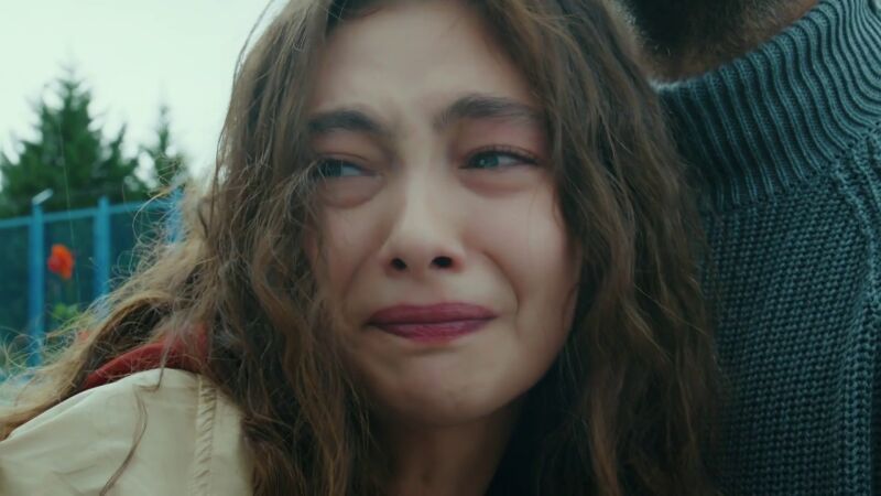 El embajador consigue llevarse a Melek