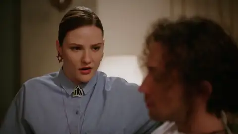 Los celos de Hazal hacia Cansu aumentan de nuevo, haciendo que Hazal tome un pésima decisión Cansu y Deniz están en su mejor momento como pareja y Hazal no puede soportarlo, por eso, intenta forzar lo que ella tiene con Özgür.