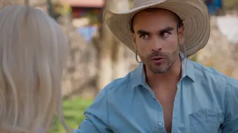 Rigoberto se entera de que Isabella va a casarse con Rafael Tres años después del asesinato de Santiago, Isabella y Rafael vuelven al rancho de Octavio para darles la gran noticia de que pronto se casarán.