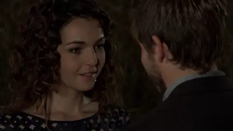 Giorgio le vuelve a pedir matrimonio a Chiara Giorgio quería pedirle matrimonio a Chiara como es debido, pero ella tiene un secreto muy grande que debería confesarle...