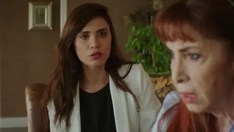 “Estoy enamorada”, Ayşe le cuenta a Maide que no puede dejar a Cihan Harun y Maide se han enterado de que Ayşe se ve con Cihan y, sin duda, no aprobarán la relación fácilmente.