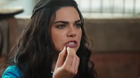 Rafael le roba un beso a Fernanda Rafael se ha quedado prendado de Fernanda y, ahora, todos sus esfuerzos están dirigidos a impresionarla.