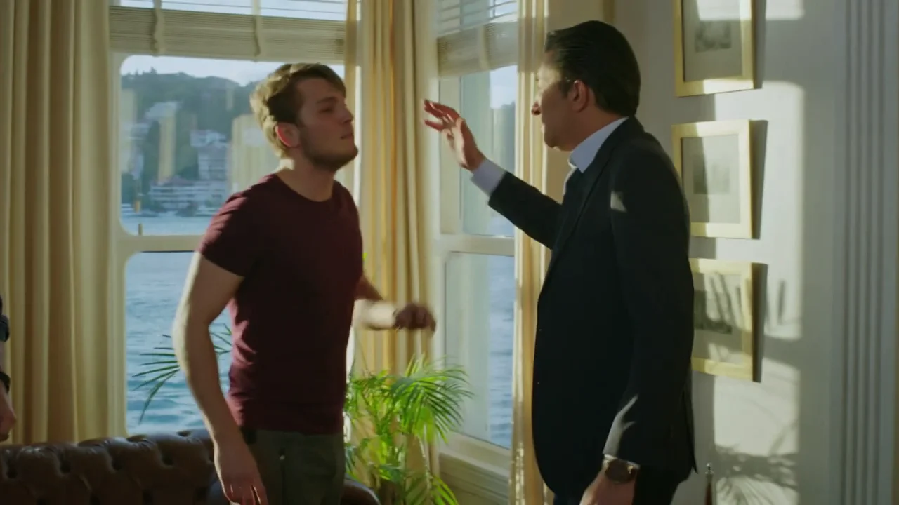 Ozan se entera de que su abuelo y su madre lo han encerrado en un psiquiátrico Ozan estuvo a punto de vender las acciones de la empresa familiar y, ahora, se ha enterado de lo que su propia familia fue capaz de hacer para detenerlo.
