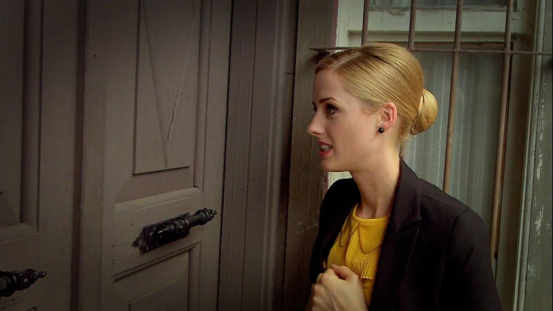 Caroline acude a casa de Ali para llevarse a Mustafá