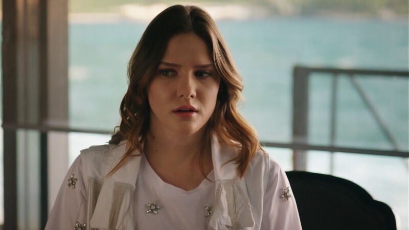 Hazal descubre asombrada que los planes de su padre para ella han cambiado y toma una decisión radical