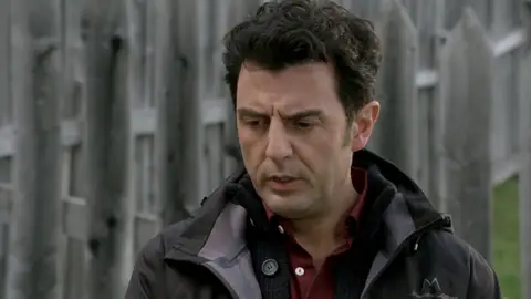 El comisario Vincenzo da con la pista clave para resolver el caso El comisario Vincenzo da con la pista clave para resolver el caso