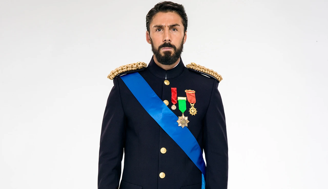 Rubén Sanz se convierte en el Príncipe Eduardo, un miembro de la realeza española