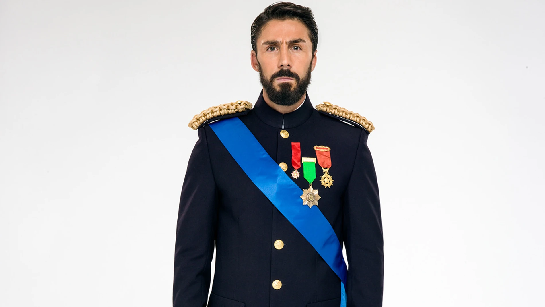 Rubén Sanz se convierte en el Príncipe Eduardo, un miembro de la realeza española