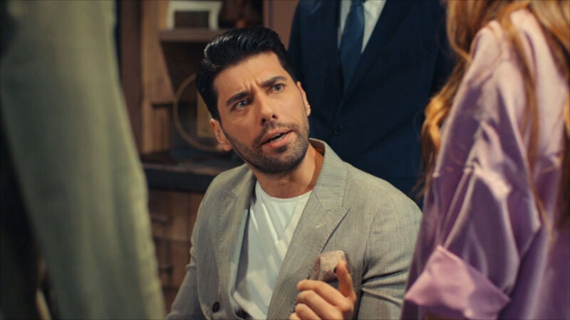 Tolga se la juega acudiendo al restaurante de Özgur para burlarse de él