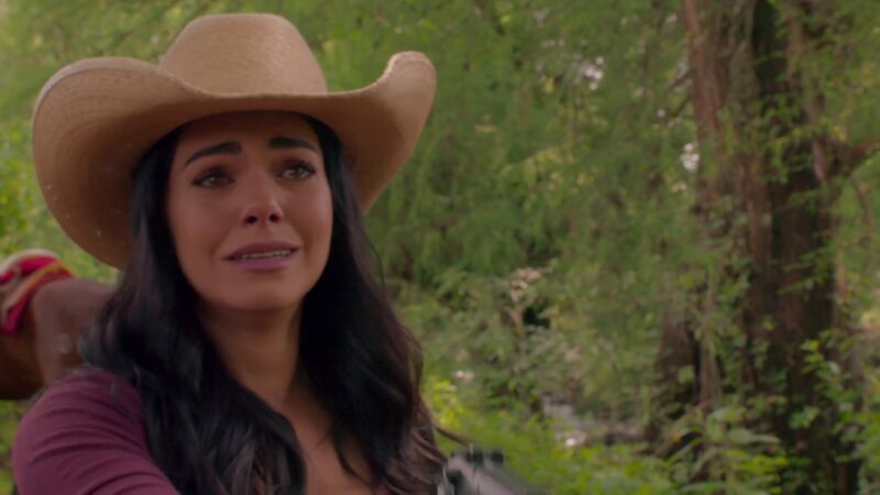 Fernanda dispara a Rafael por la espalda y huye