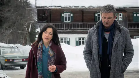 El doctor Gruber y la psicóloga de Flora Doctor en los Alpes