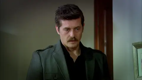 Soner decide pedirle perdón a Bahar con unas flores Soner decide pedirle perdón a Bahar con unas flores