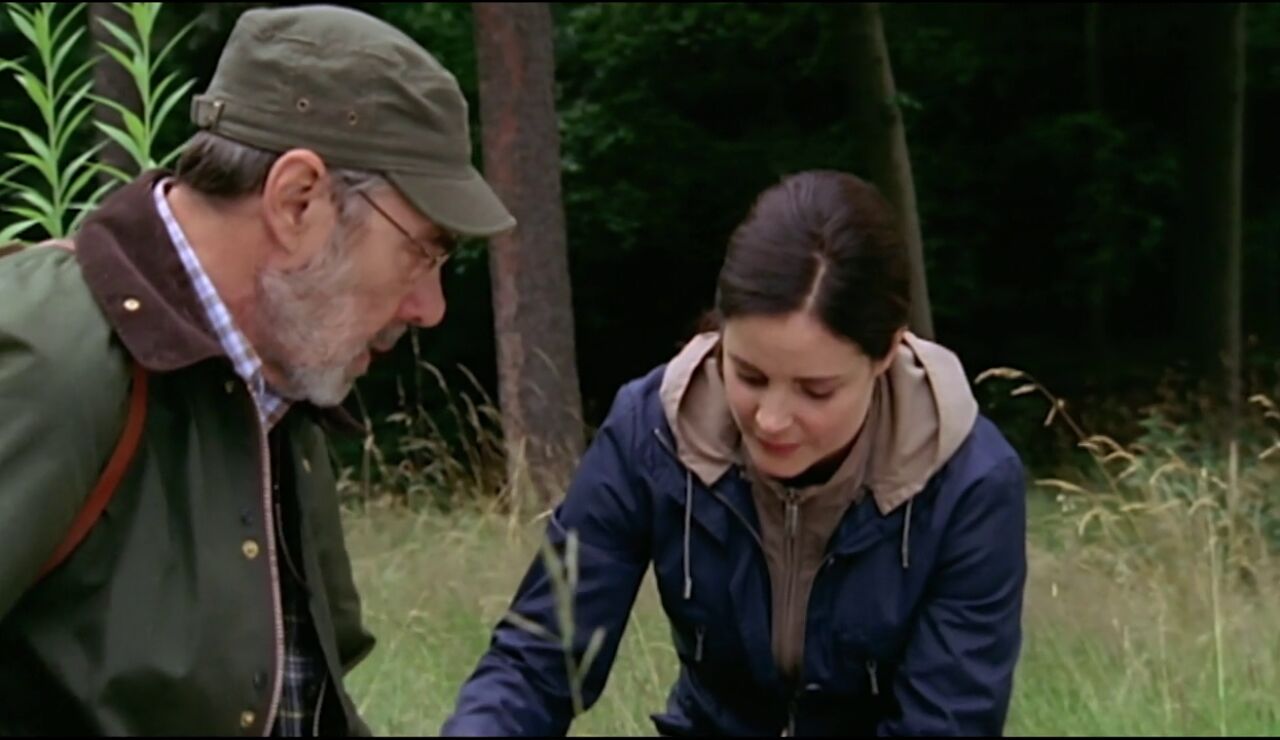 La doctora Susanne y su padre ayudan a una loba herida