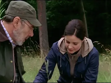 La doctora Susanne y su padre ayudan a una loba herida La doctora Susanne y su padre ayudan a una loba herida