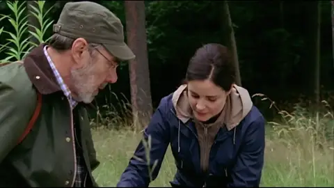 La doctora Susanne y su padre ayudan a una loba herida La doctora Susanne y su padre ayudan a una loba herida